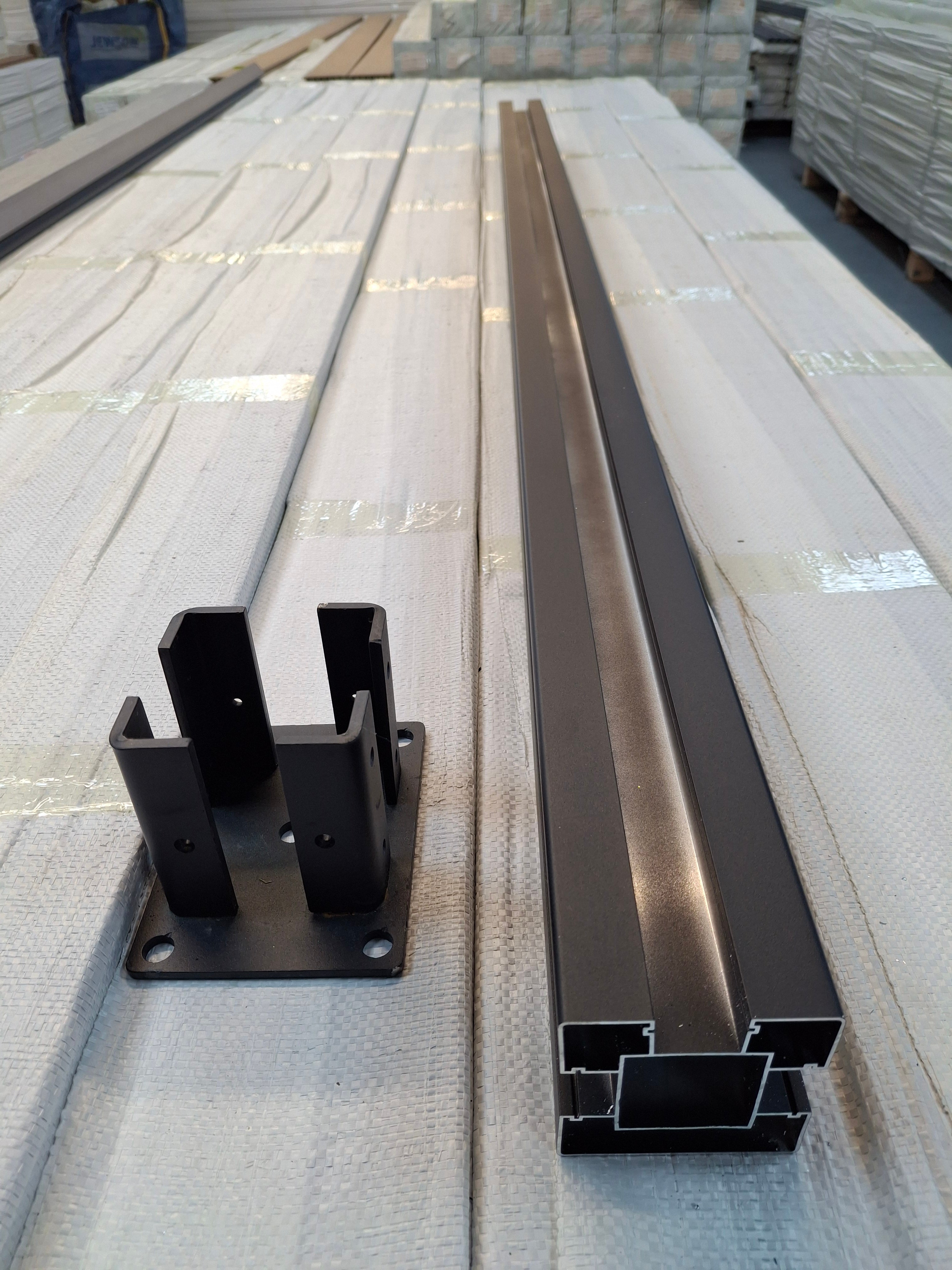 Aluminium Fence Post With Stand B – Black Powder Coated (1.76m)