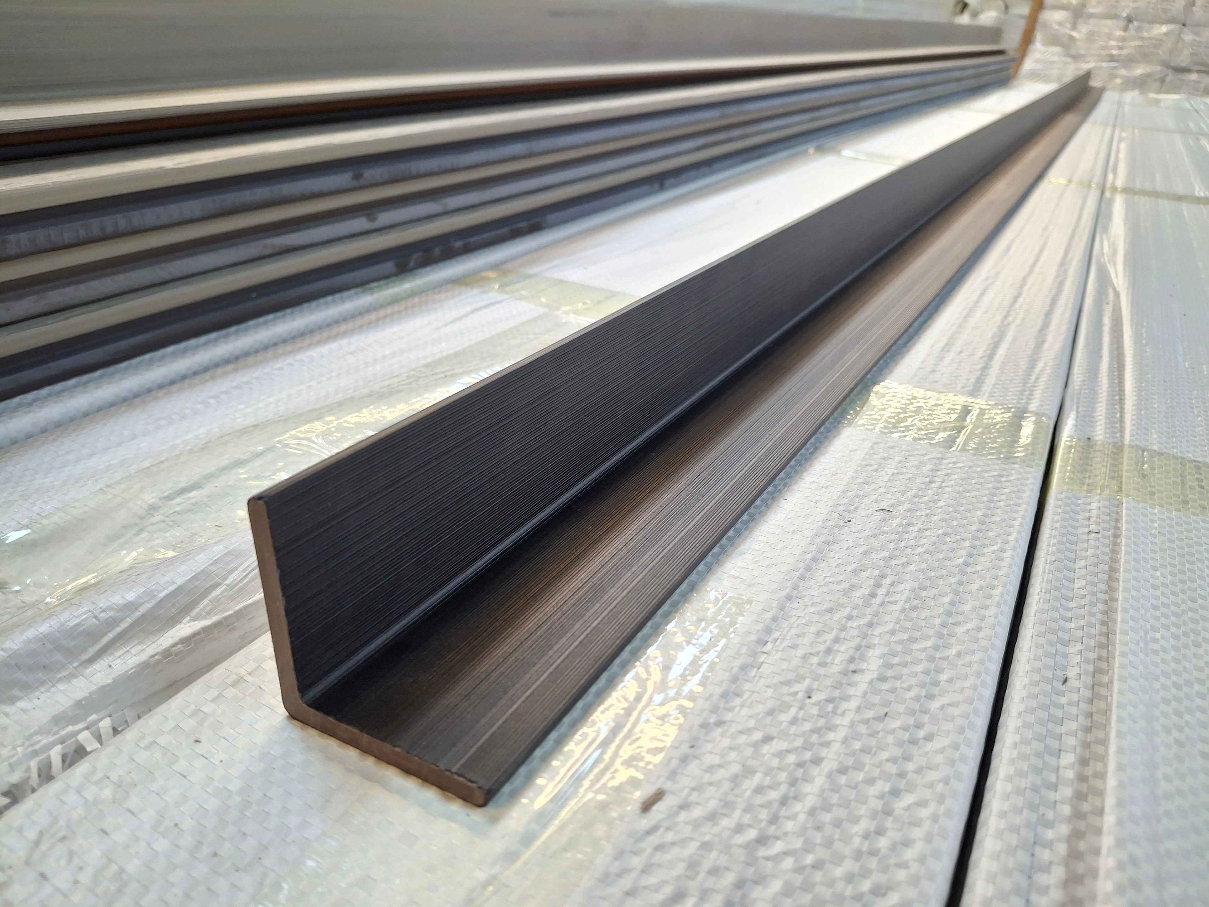 WPC Composite Decking L-Trim – Gloss Black (3.0m)