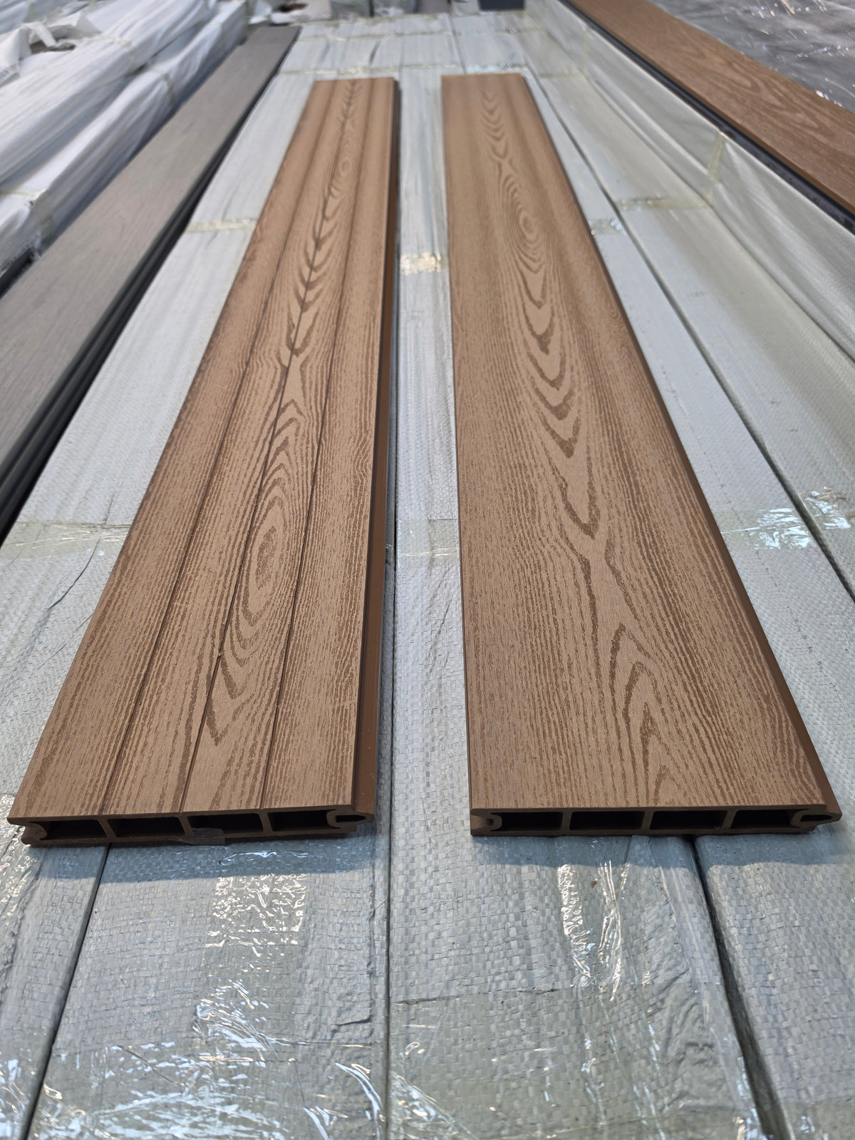 Clearance Sandstone Oak Woodgrain Finish Composite Fencing – Set of 11 Boards | 1760 x 176 x 25mm
